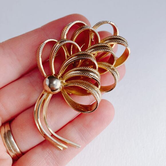 VTG Signed Kramer Mid Century Gold Tone Dimensional Ribbon Bow Brooch - Picture 3 of 12